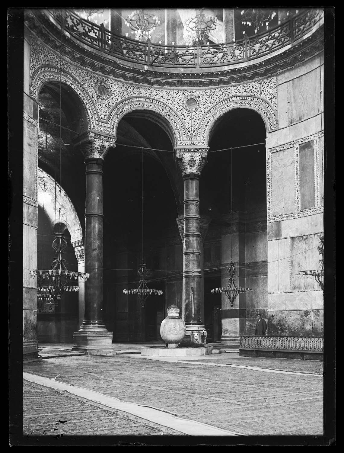 Vue depuis la nef vers l'entrée avec une des deux urnes d'albâtre offertes par le sultan Murat III